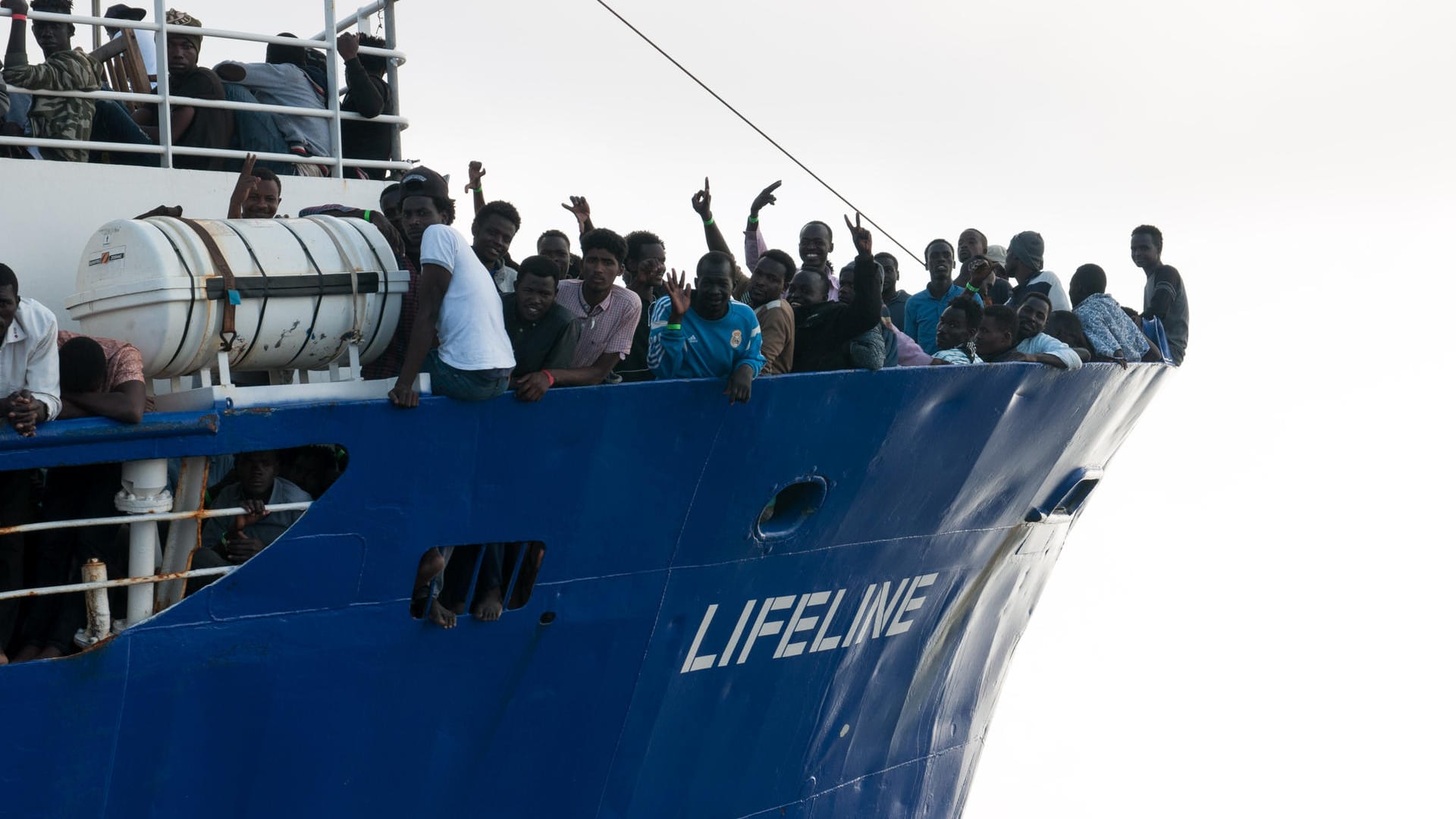 Flüchtlinge am Bug des Rettungsschiffes "Lifeline" auf dem Mittelmeer: Italien lässt das Schiff nicht anlegen. Flüchtlinge am Bug des Rettungsschiffes "Lifeline" auf dem Mittelmeer: Italien lässt das Schiff nicht anlegen.