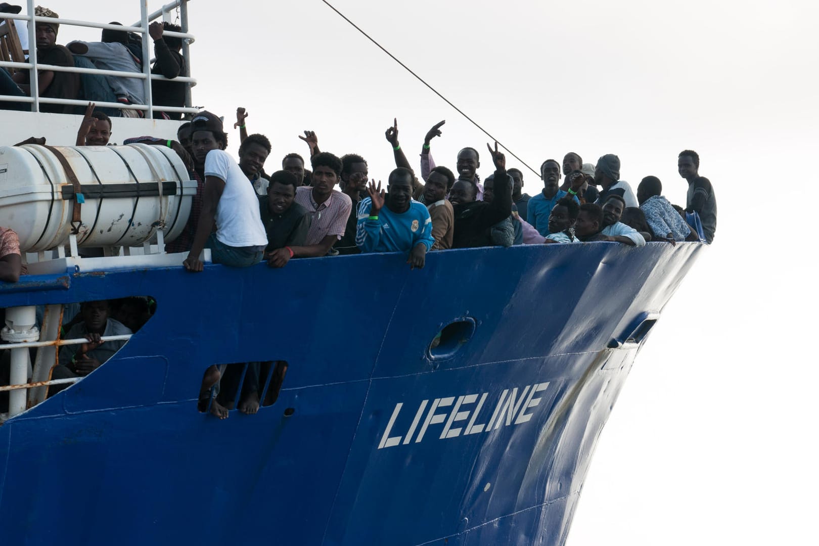 Flüchtlinge am Bug des Rettungsschiffes "Lifeline" auf dem Mittelmeer: Italien lässt das Schiff nicht anlegen.