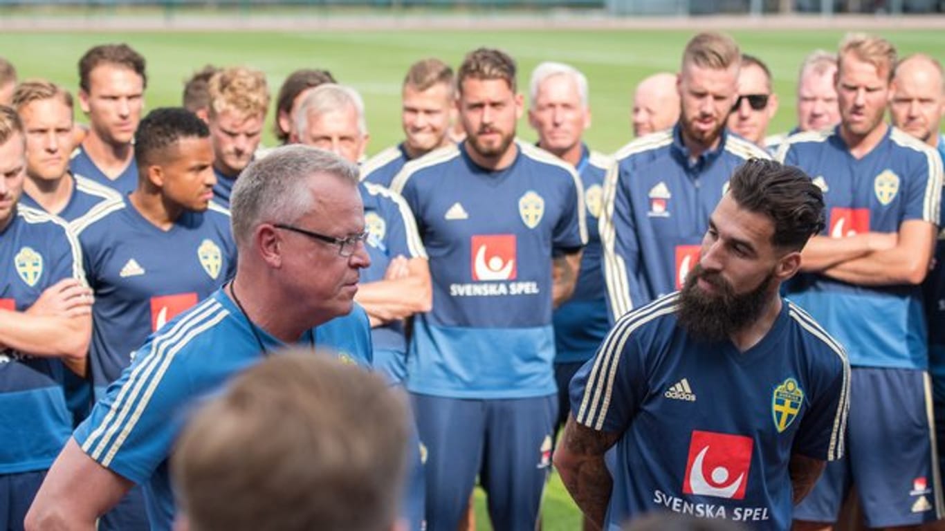 Nach rassistischen Angriffen auf Jimmy Durmaz (r) stellte sich das schwedische Team geschlossen hinter den Teamkameraden und rief gemeinsam: "Fuck Racism".