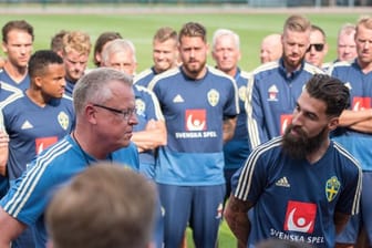 Nach rassistischen Angriffen auf Jimmy Durmaz (r) stellte sich das schwedische Team geschlossen hinter den Teamkameraden und rief gemeinsam: "Fuck Racism".