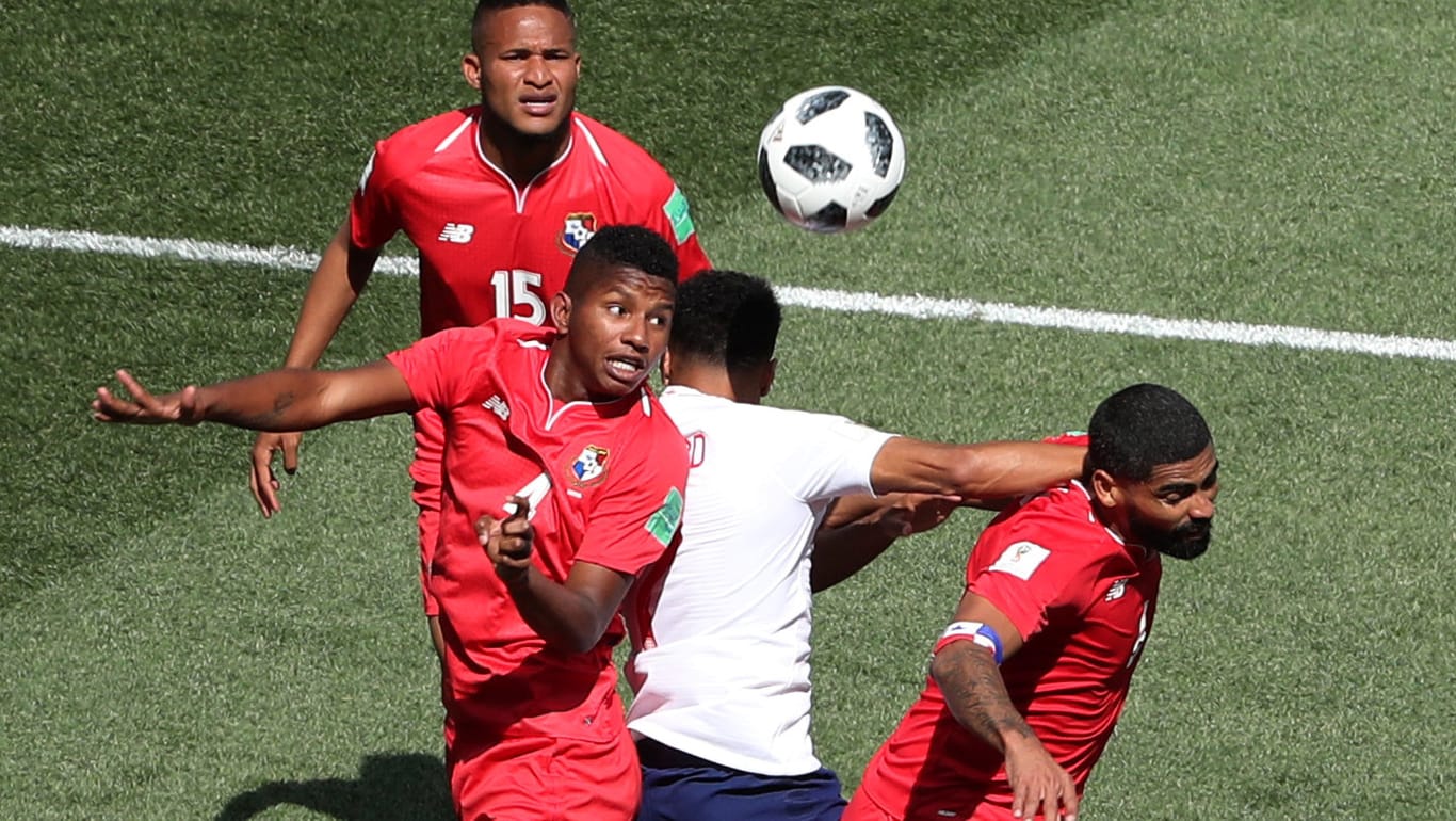 Intensives Duell: Englands Jesse Lingard (M.) wird von drei Panamaern beim Kopfball gestört.