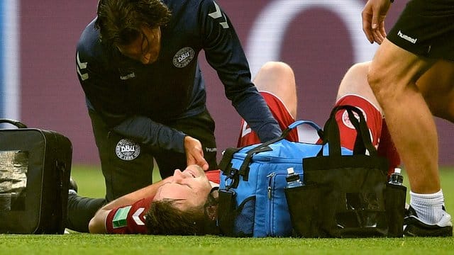 Dänemarks William Kvist zog sich im Spiel gegen Peru eine Rippenverletzung zu. Dänemarks William Kvist zog sich im Spiel gegen Peru eine Rippenverletzung zu.