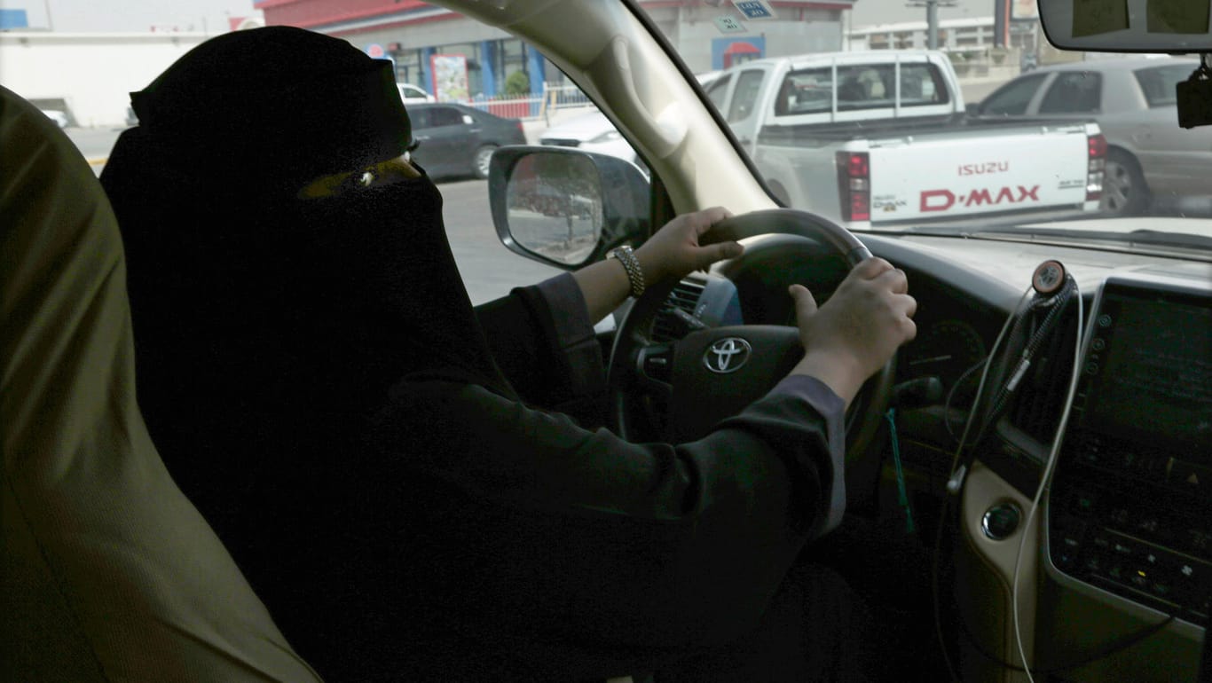 Zum ersten Mal hinterm Steuer: Mabkhoutah al-Mari auf ihrem Weg zur Arbeit.