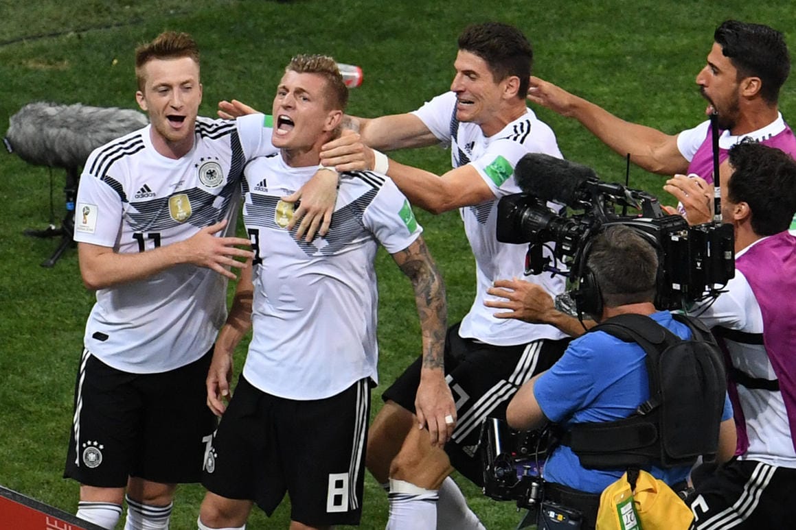 Rettung in letzter Sekunde: Die DFB-Spieler bejubeln Toni Kroos' entscheidenden Treffer.