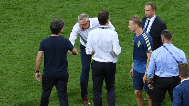 Schwedens Trainer Janne Andersson (M) gratuliert Bundestrainer Joachim Löw (l) zum Sieg, nachdem sein Ärger verraucht ist.