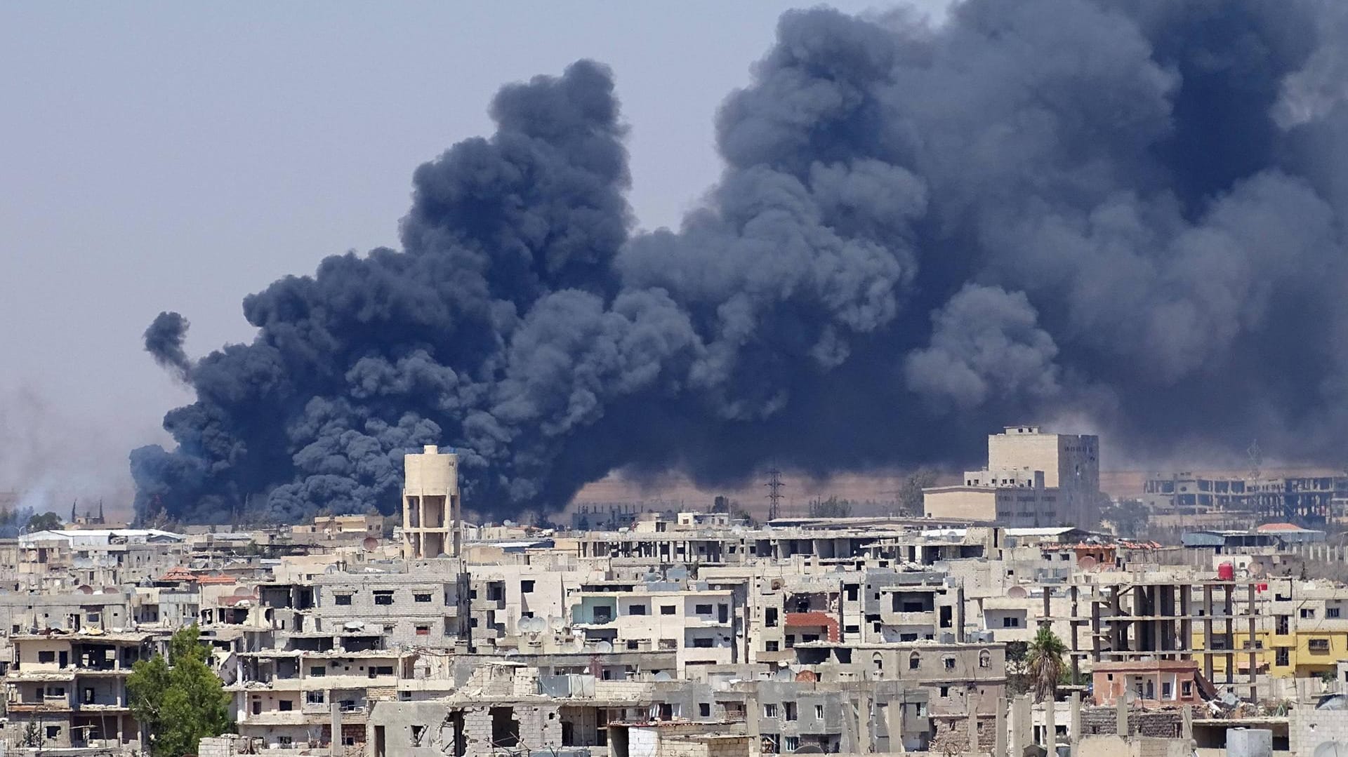 Rauchwolken über Daraa: Die syrische Gemeinde wurde in den vergangenen Jahren immer wieder angegriffen (Archivbild von 2015). Rauchwolken über Daraa: Die syrische Gemeinde wurde in den vergangenen Jahren immer wieder angegriffen (Archivbild von 2015).