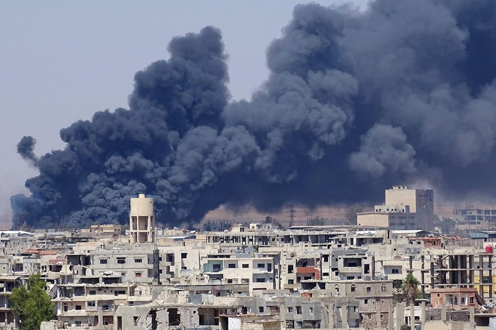 Rauchwolken über Daraa: Die syrische Gemeinde wurde in den vergangenen Jahren immer wieder angegriffen (Archivbild von 2015).