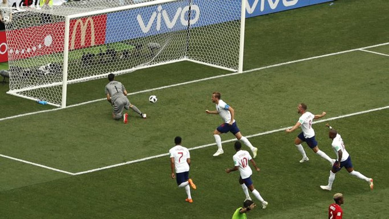 Panamas Torhüter Jaime Penedo kann den Treffer zum 2:0 durch Englands Harry Kane (Mitte oben) nicht verhindern.