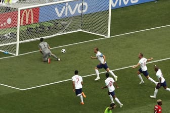 Panamas Torhüter Jaime Penedo kann den Treffer zum 2:0 durch Englands Harry Kane (Mitte oben) nicht verhindern.