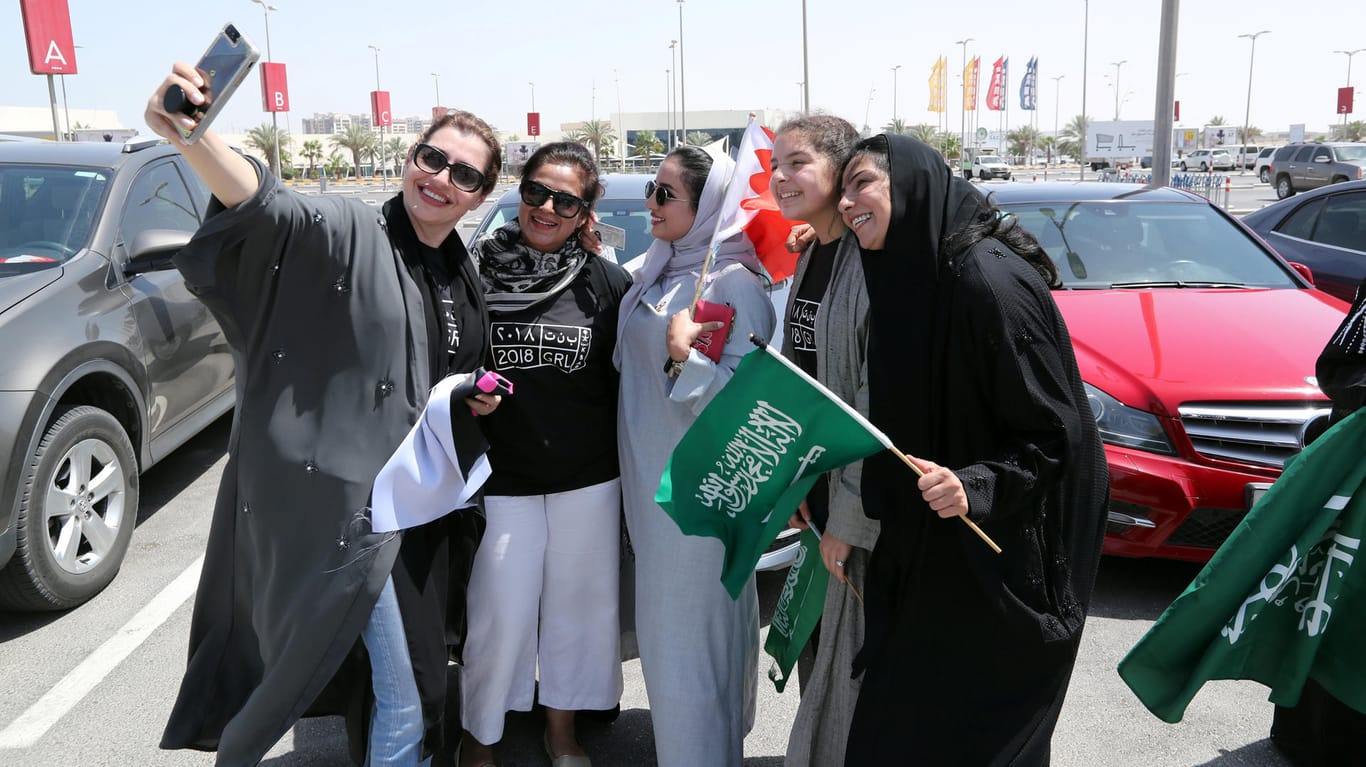 Selfie auf dem Parkplatz: Frauen aus Saudi-Arabien und Bahrain feiern gemeinsam das Ende des Fahrverbots.