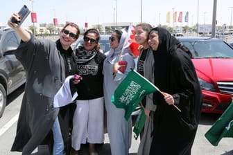 Selfie auf dem Parkplatz: Frauen aus Saudi-Arabien und Bahrain feiern gemeinsam das Ende des Fahrverbots.