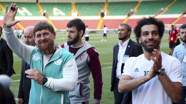 Tschetscheniens autoritärer Präsident Ramsan Kadyrow (l) posiert mit Ägyptens Starstürmer Mohamed Salah (r). Tschetscheniens autoritärer Präsident Ramsan Kadyrow (l) posiert mit Ägyptens Starstürmer Mohamed Salah (r).