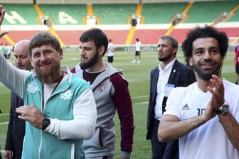 Tschetscheniens autoritärer Präsident Ramsan Kadyrow (l) posiert mit Ägyptens Starstürmer Mohamed Salah (r).