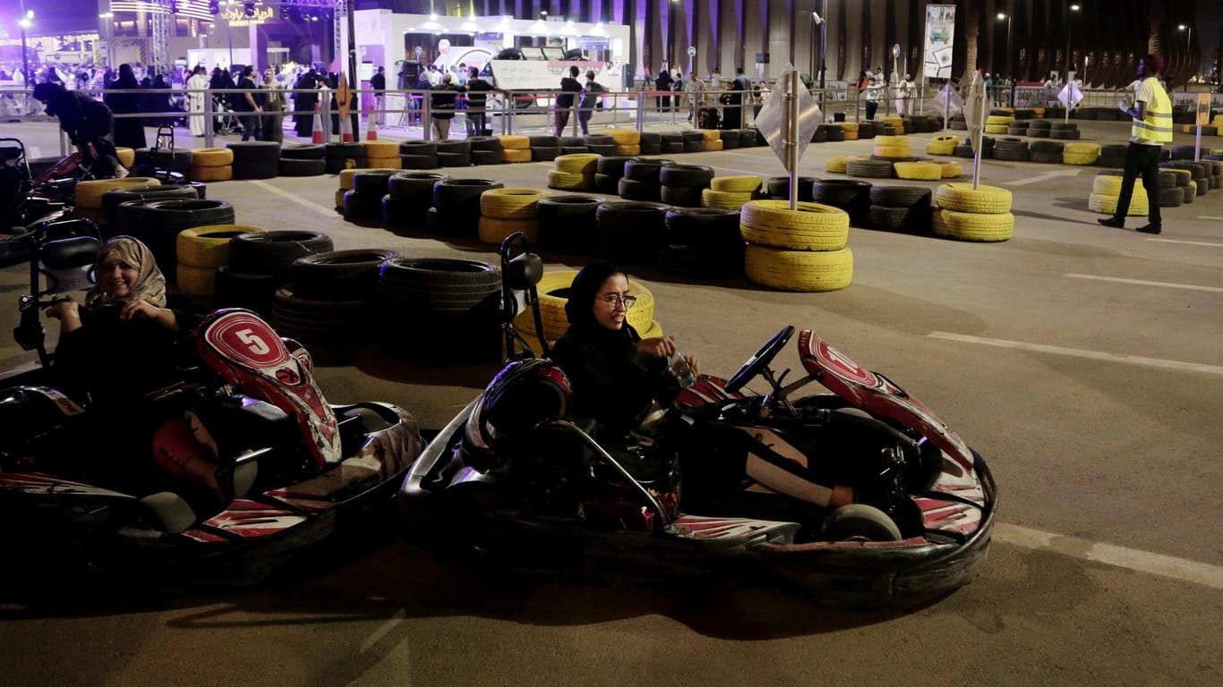 Abendliche Runden in Riad: Saudische Frauen üben auf einem Gokart-Kurs für den Straßenverkehr.