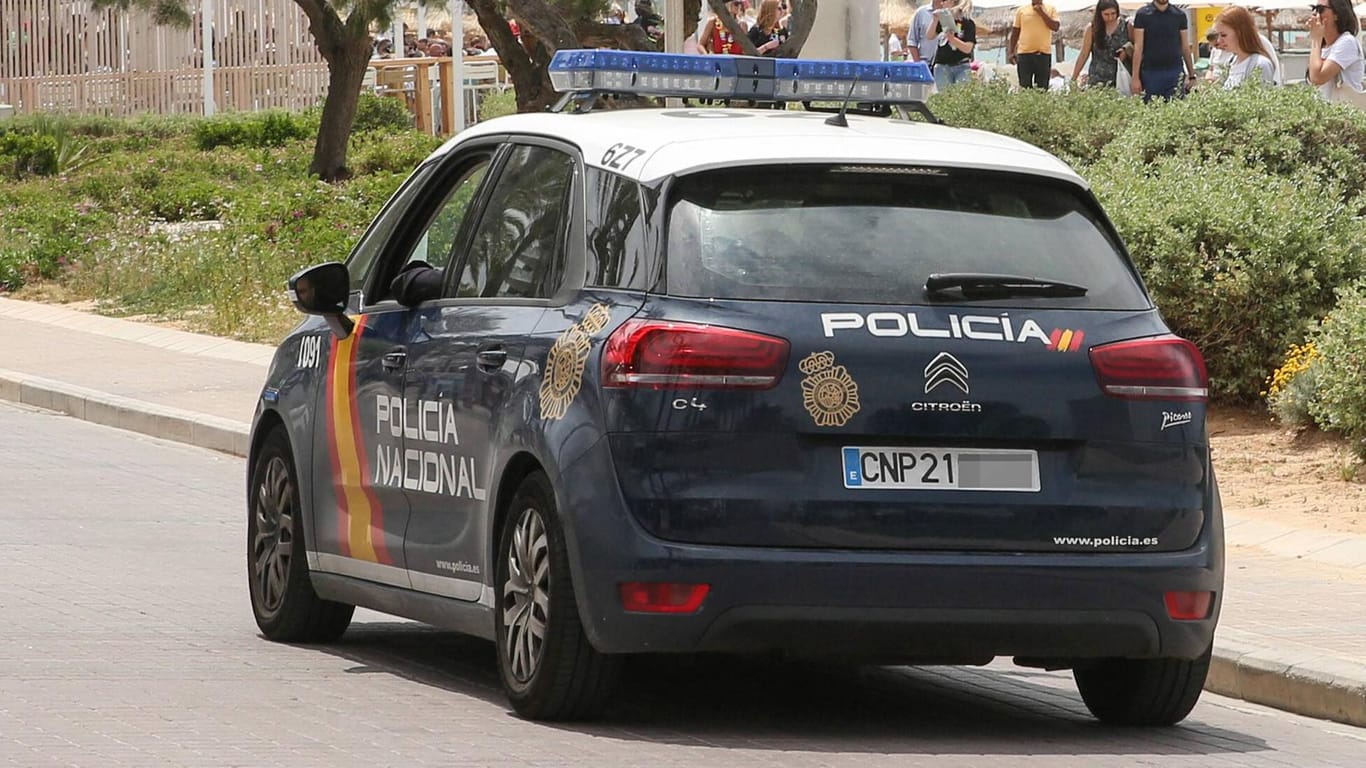 Ein Polizeiauto auf der Partyinsel Mallorca: In einem Hotelzimmer wurde ein toter Tourist entdeckt. Die Todesursache ist noch unklar.