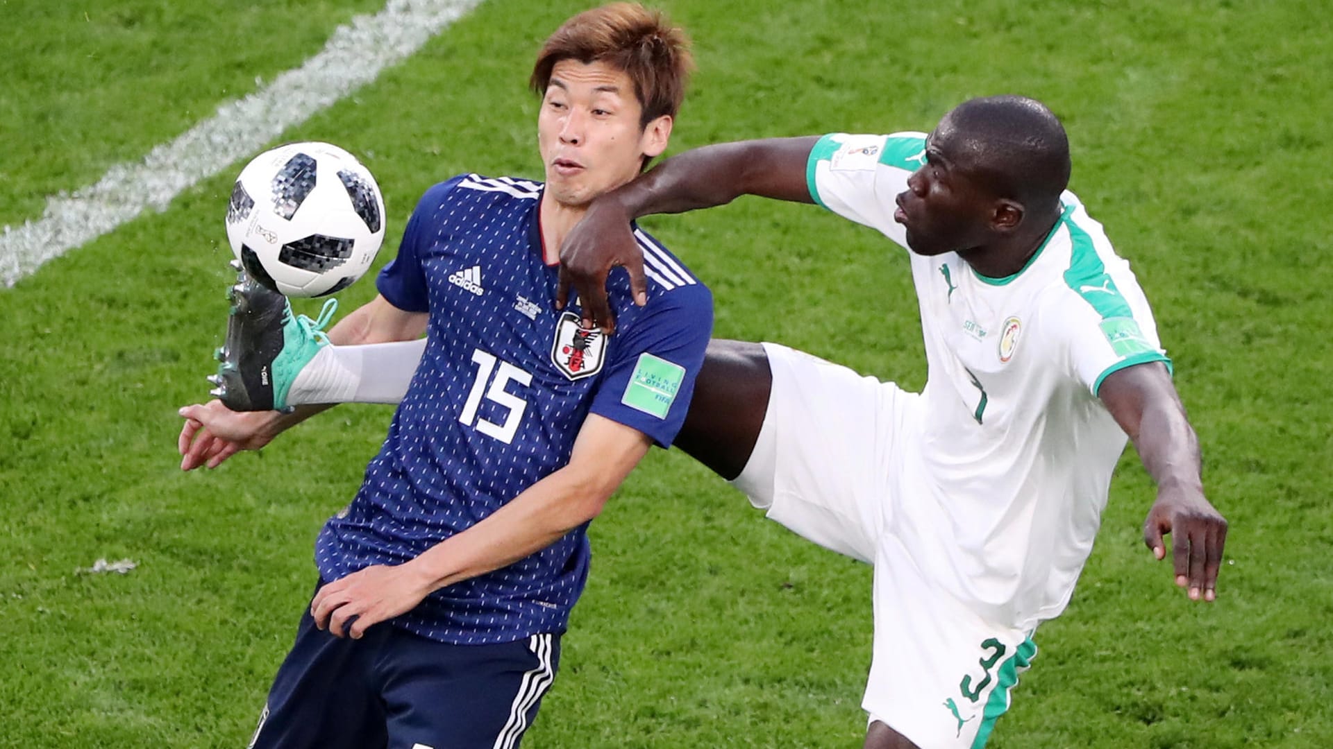 Yuya Osako (l.) im Duell mit Kalidou Koulibaly: Japan und Senegal lieferten ein Duell auf Augenhöhe. Yuya Osako (l.) im Duell mit Kalidou Koulibaly: Japan und Senegal lieferten ein Duell auf Augenhöhe.