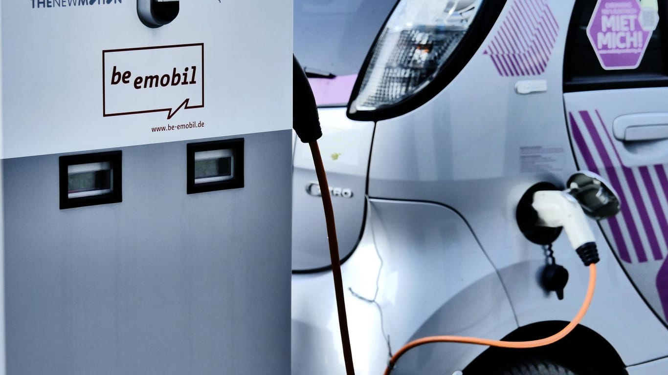 E-Auto an einer Ladesäule in Berlin: Das Programm "Wirtschaftsnahe Elektromobilität" soll ein Volumen von sechs Millionen Euro haben.
