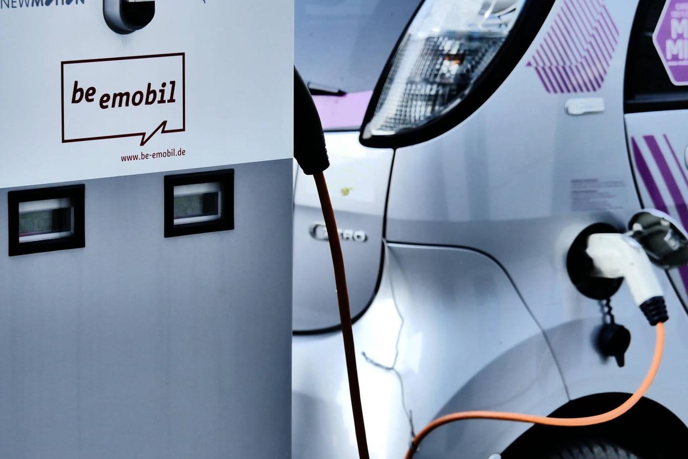 E-Auto an einer Ladesäule in Berlin: Das Programm "Wirtschaftsnahe Elektromobilität" soll ein Volumen von sechs Millionen Euro haben.