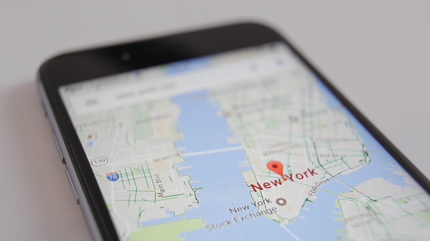Ein Smartphone zeigt die Karte New Yorks auf Google Maps: Die Deutschlandkarten auf Google Maps sollen ein Update erfahren. Hierfür werden Kamera-Autos eingesetzt.