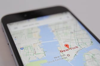 Ein Smartphone zeigt die Karte New Yorks auf Google Maps: Die Deutschlandkarten auf Google Maps sollen ein Update erfahren. Hierfür werden Kamera-Autos eingesetzt.