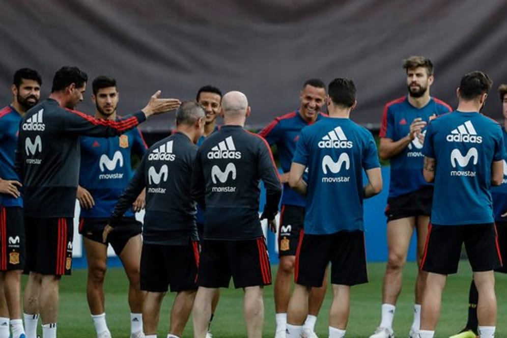 Spaniens Nationaltrainer Fernando Hierro (l) schwört das Team auf das letzte Gruppenspiel gegen Marokko ein.