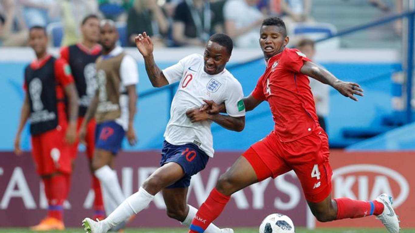 Fidel Escobar (r) kämpft mit dem Engländer Raheem Sterling um den Ball.