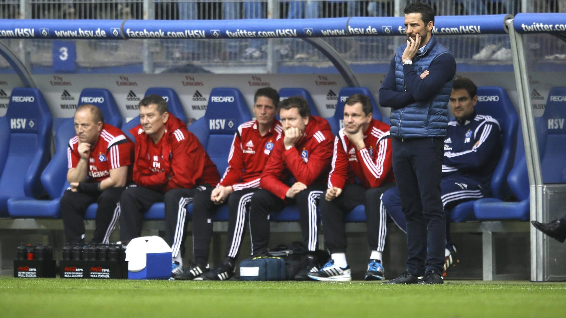 Wechselhafte Zeit: Zinnbauer (vorn) als Cheftrainer des HSV im März 2015.