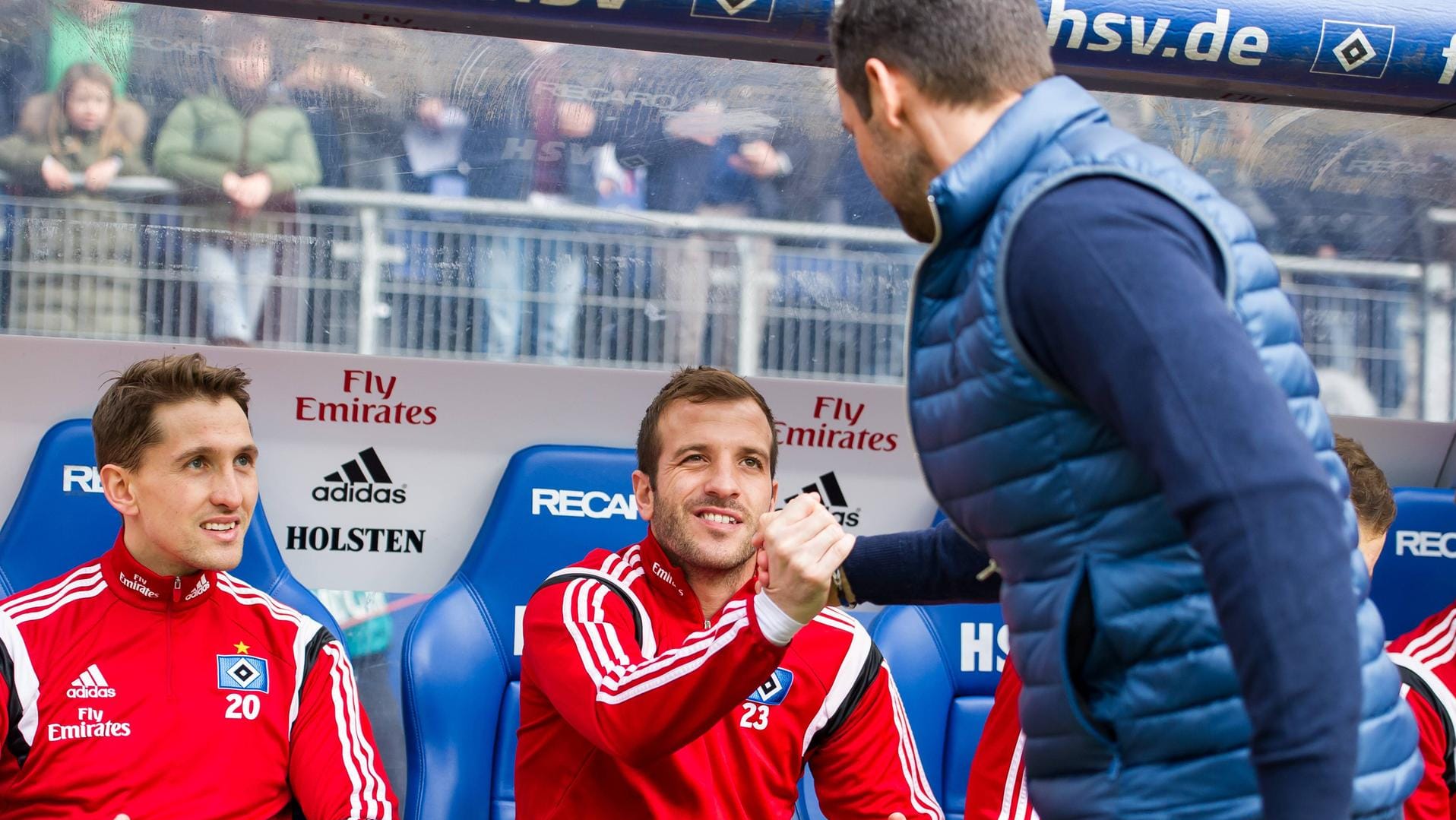 Zinnbauer 2015 mit René Adler (li.) und Rafael van der Vaart. Der Trainer hofft, dass in Zukunft mehr Wert auf Jugendarbeit gelegt wird.