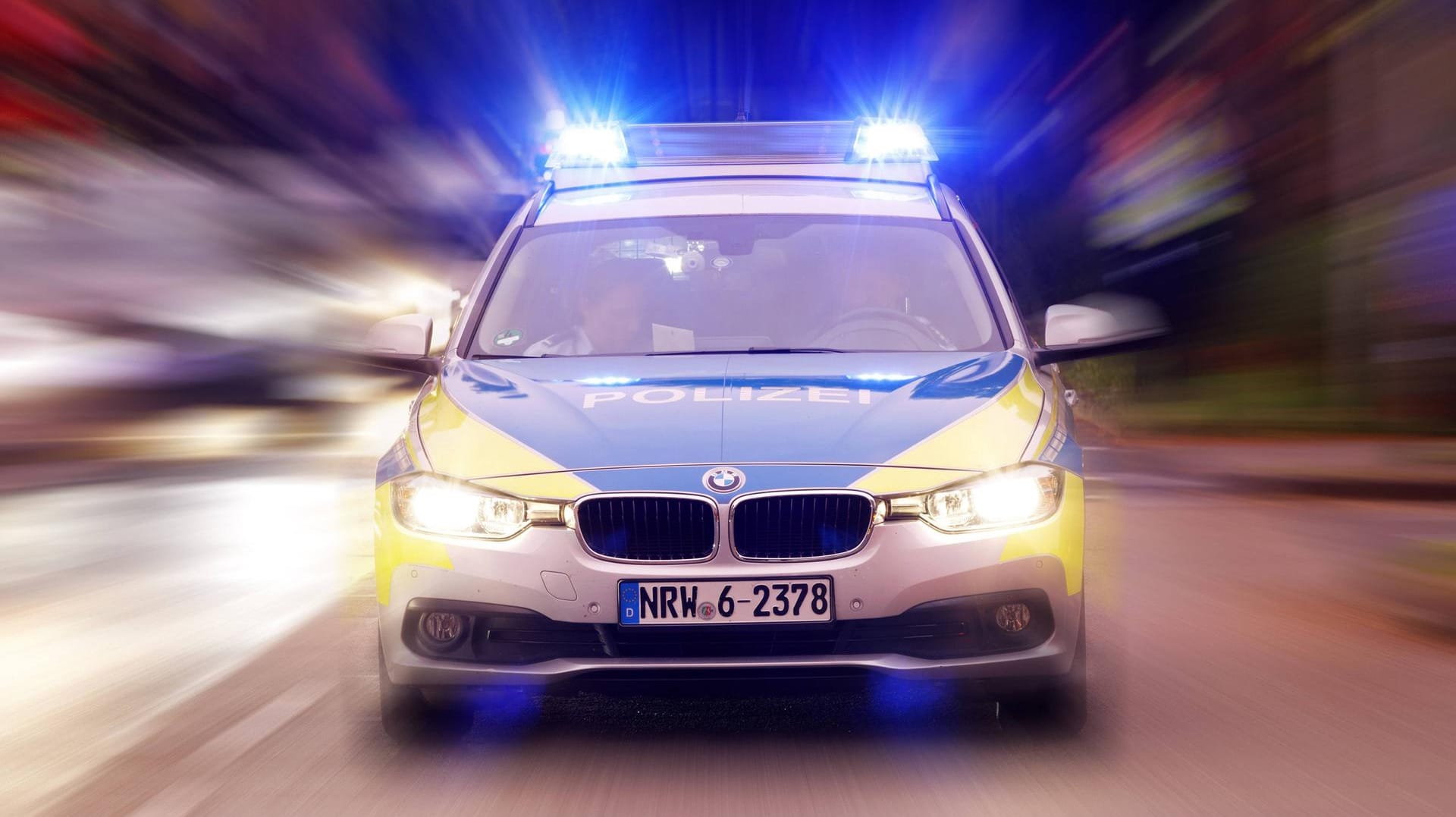 Zahlreiche Streifen mussten in Bayern die Jagd nach einem flüchtigem Fahrer aufnehmen. Der Raser war zeitweise mit bis zu 200 Kilometern pro Stunde unterwegs. Zahlreiche Streifen mussten in Bayern die Jagd nach einem flüchtigem Fahrer aufnehmen. Der Raser war zeitweise mit bis zu 200 Kilometern pro Stunde unterwegs.