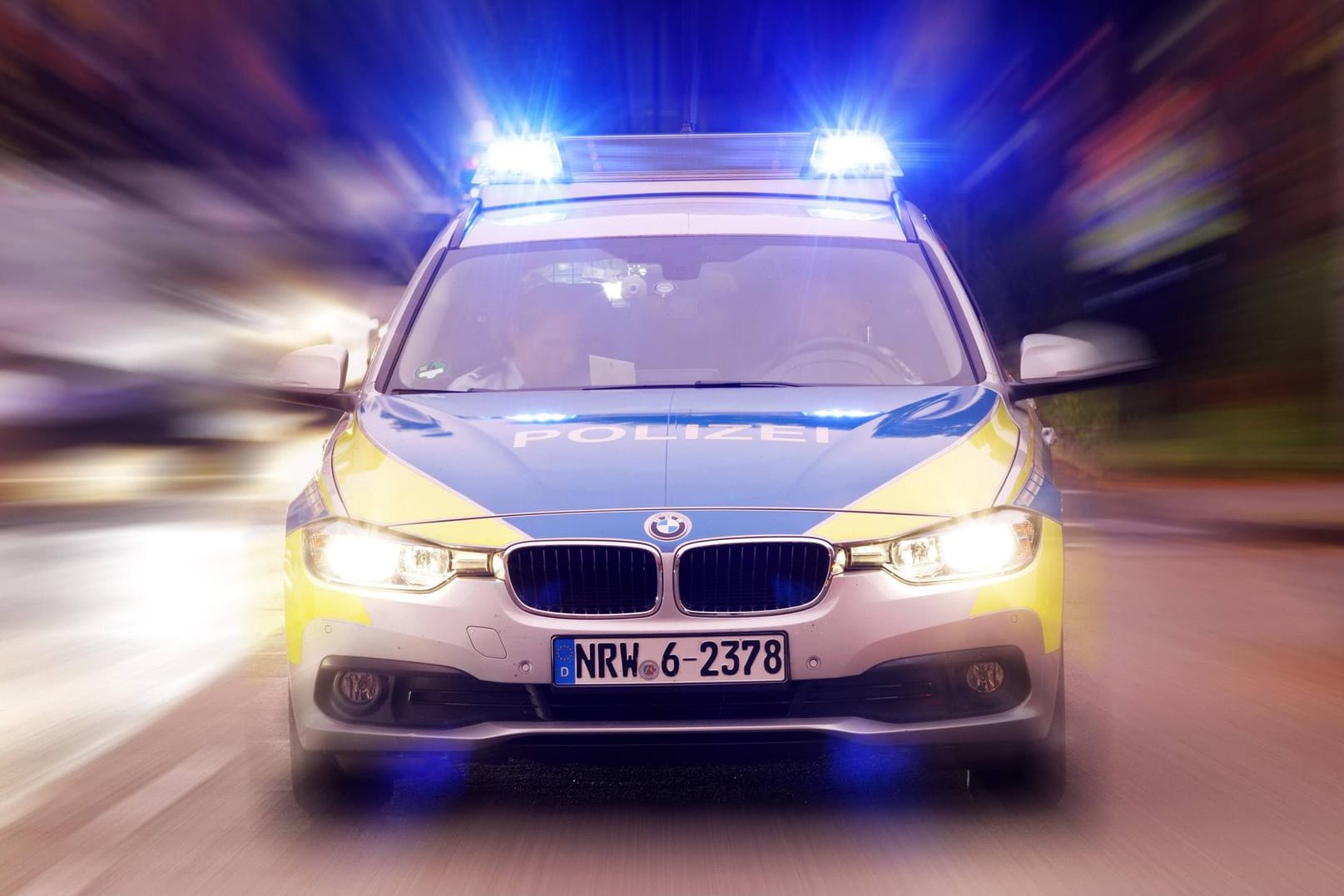 Zahlreiche Streifen mussten in Bayern die Jagd nach einem flüchtigem Fahrer aufnehmen. Der Raser war zeitweise mit bis zu 200 Kilometern pro Stunde unterwegs.
