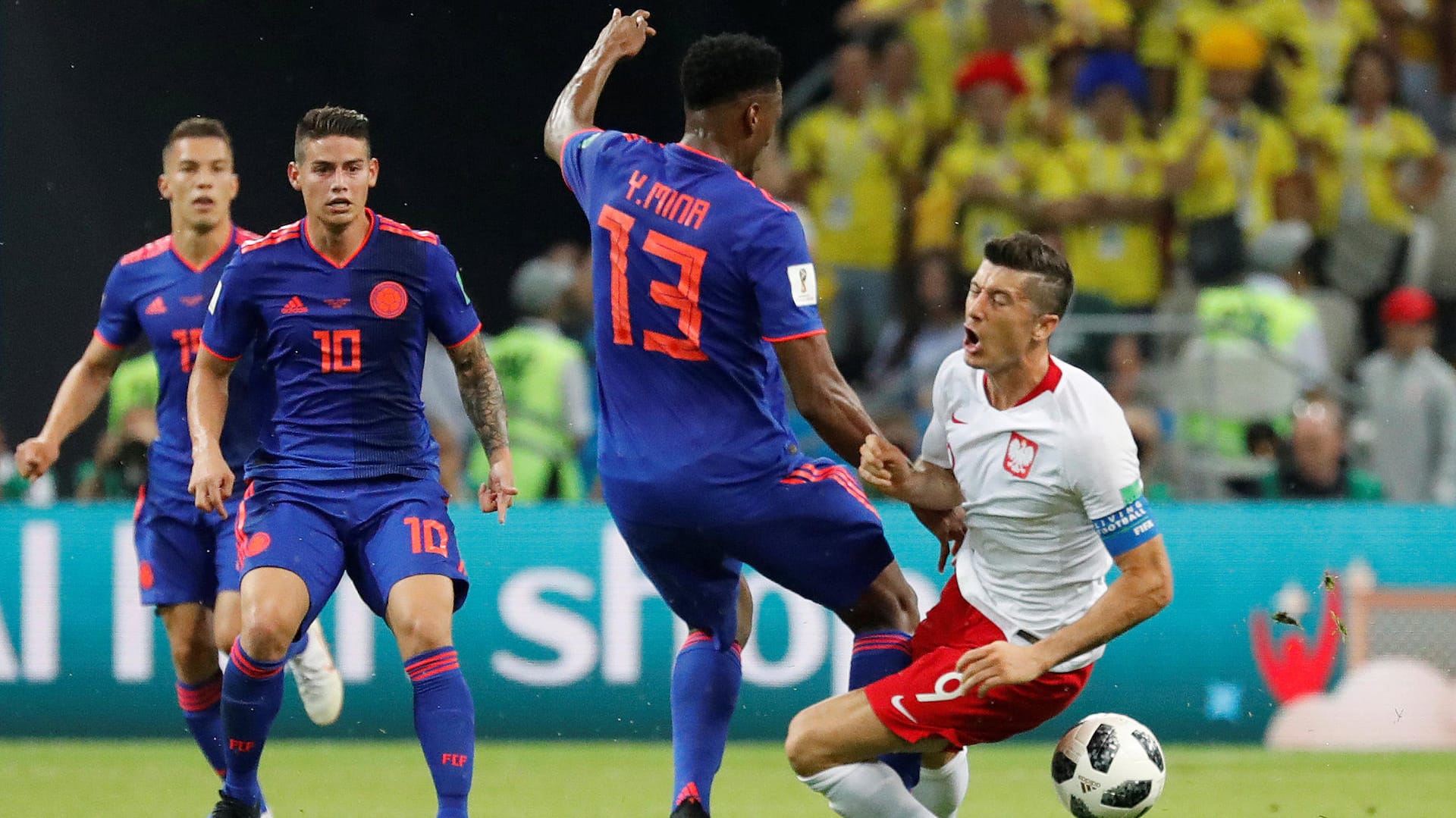 Kolumbiens Torschütze Yerry Mina (M.) im Duell mit Polens Robert Lewandowski (r.): Die Südamerikaner setzten sich im zweiten WM-Gruppenspiel durch.