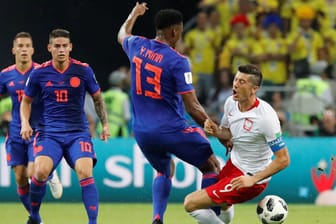 Kolumbiens Torschütze Yerry Mina (M.) im Duell mit Polens Robert Lewandowski (r.): Die Südamerikaner setzten sich im zweiten WM-Gruppenspiel durch.