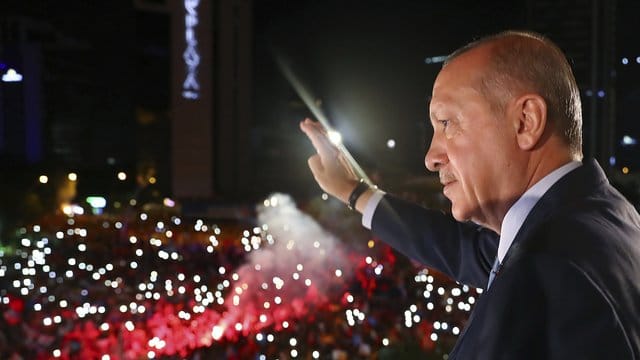 Recep Tayyip Erdogan ist mit absoluter Mehrheit erneut zum Präsidenten der Türkei gewählt worden. Recep Tayyip Erdogan ist mit absoluter Mehrheit erneut zum Präsidenten der Türkei gewählt worden.