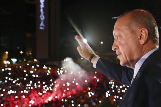 Recep Tayyip Erdogan ist mit absoluter Mehrheit erneut zum Präsidenten der Türkei gewählt worden.