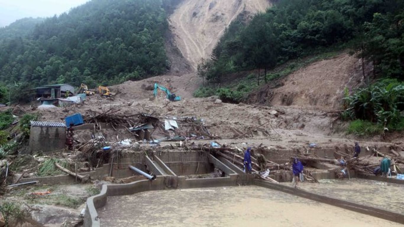 Rettungskräfte sind nach einem Erdrutsch in der Provinz Lai Chau im Einsatz.