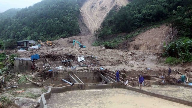 Rettungskräfte sind nach einem Erdrutsch in der Provinz Lai Chau im Einsatz. Rettungskräfte sind nach einem Erdrutsch in der Provinz Lai Chau im Einsatz.