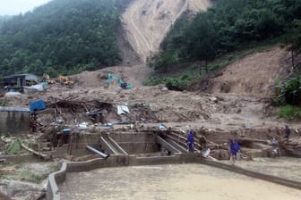 Rettungskräfte sind nach einem Erdrutsch in der Provinz Lai Chau im Einsatz.