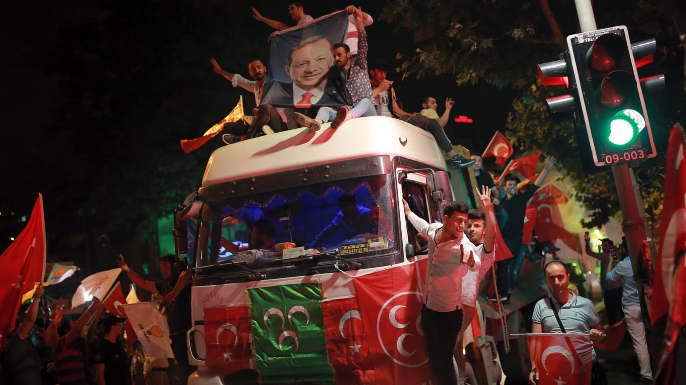 Erdogan-Anhänger feiern vor der AKP-Zentrale in Istanbul: Erdogan hatte sich noch vor der offiziellen Äußerung der Wahlkommission zum Sieger erklärt.