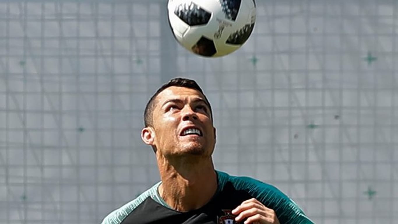 Cristiano Ronaldo (l) will mit Portugal ins WM-Achtelfinale.