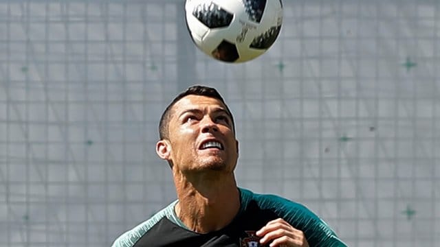 Cristiano Ronaldo (l) will mit Portugal ins WM-Achtelfinale.
