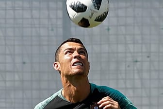 Cristiano Ronaldo (l) will mit Portugal ins WM-Achtelfinale.