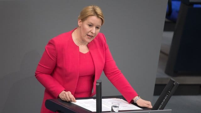 "Das wichtigste ist ja das Wohl der Kinder, und das heißt nun mal, dass alle Schwimmen lernen", sagte Franziska Giffey. "Das wichtigste ist ja das Wohl der Kinder, und das heißt nun mal, dass alle Schwimmen lernen", sagte Franziska Giffey.