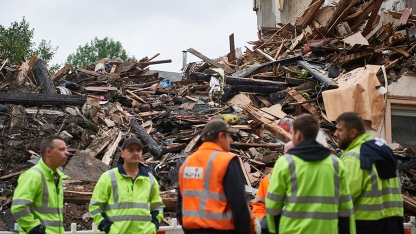 Rettungskräfte vor den Trümmern des zerstörten Hauses in Wuppertal.
