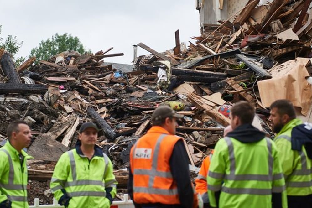 Rettungskräfte vor den Trümmern des zerstörten Hauses in Wuppertal.