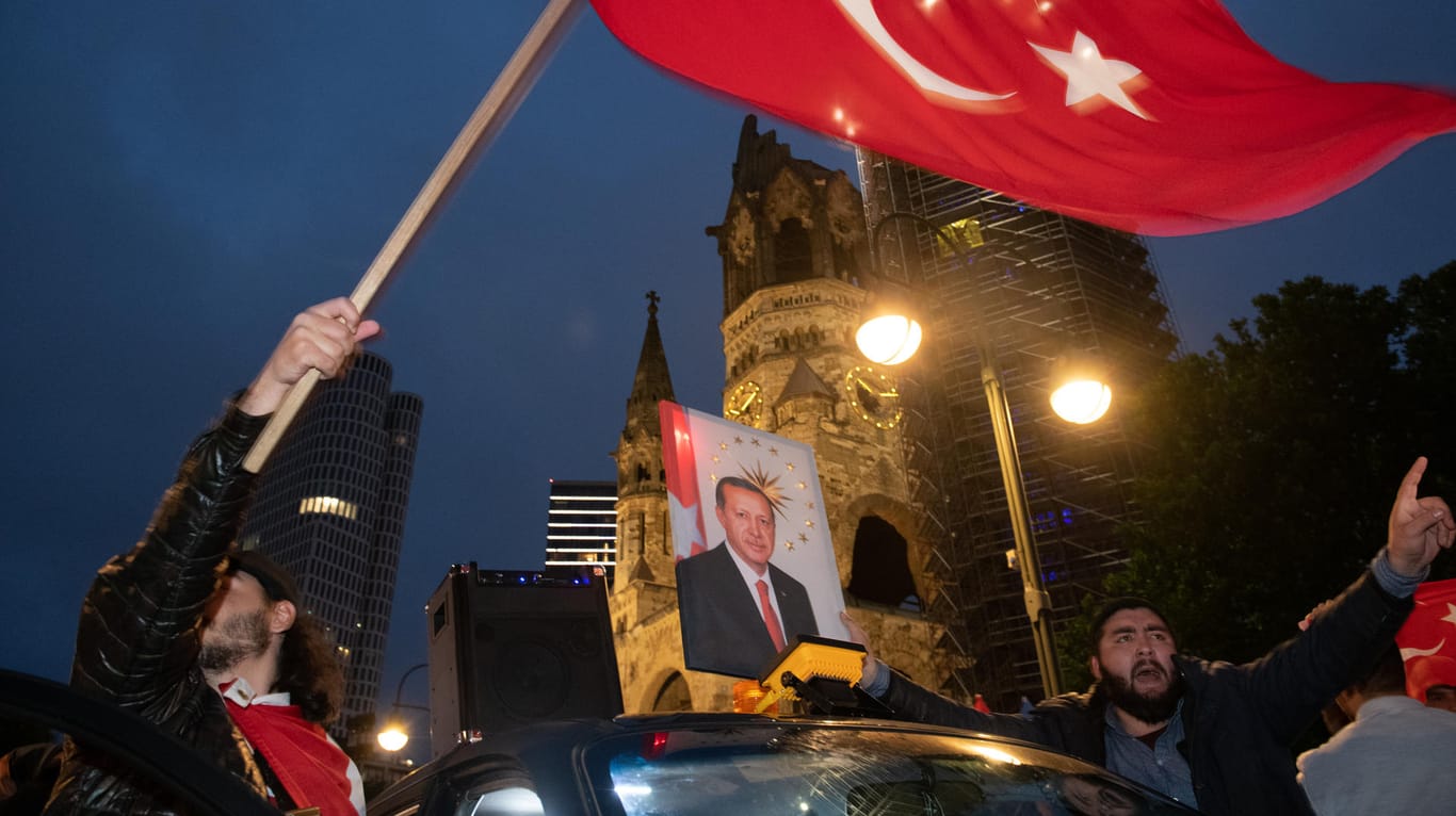 Erdogan-Anhänger feiern auf dem Kurfürstendamm in Berlin: Der türkische Präsident bekam in Deutschland mehr Stimmen als in der Türkei selbst.