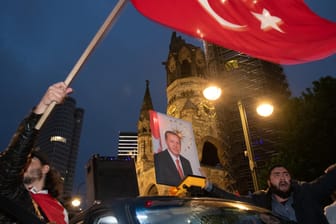 Erdogan-Anhänger feiern auf dem Kurfürstendamm in Berlin: Der türkische Präsident bekam in Deutschland mehr Stimmen als in der Türkei selbst.