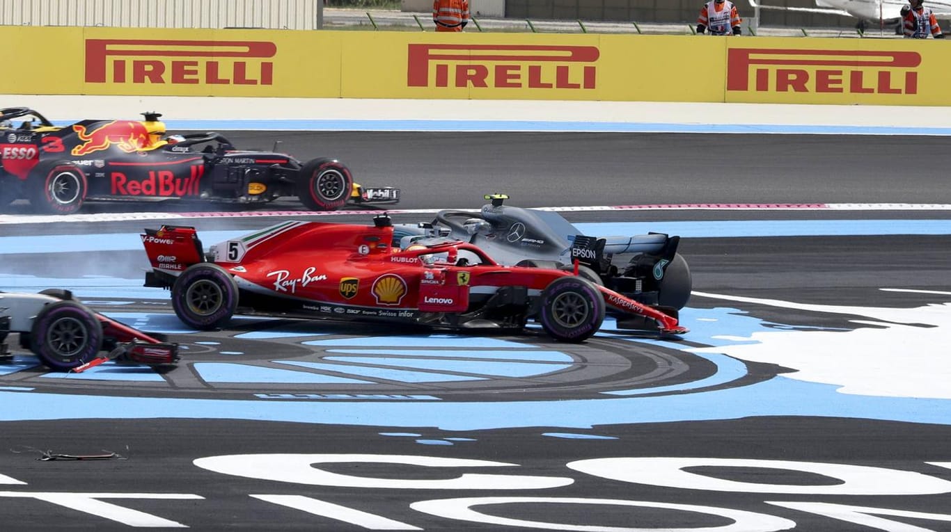 Crash kurz nach dem Start in Frankreich: Sebastian Vettel kollidiert mit Valtteri Bottas.