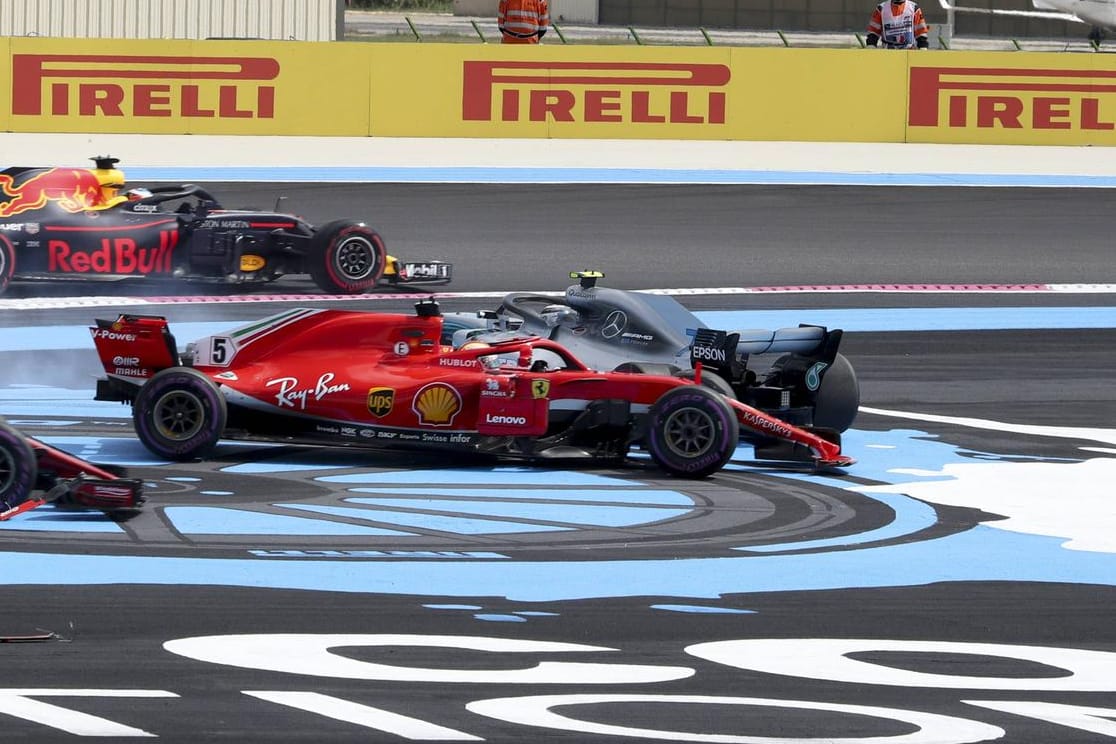 Crash kurz nach dem Start in Frankreich: Sebastian Vettel kollidiert mit Valtteri Bottas.