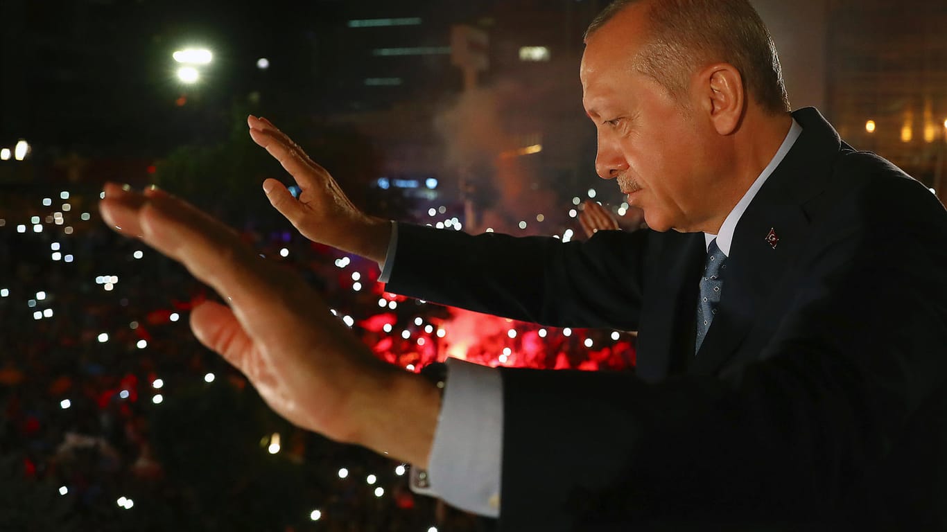 Erdogan grüßt seine Anhänger nach de Wahlsieg.