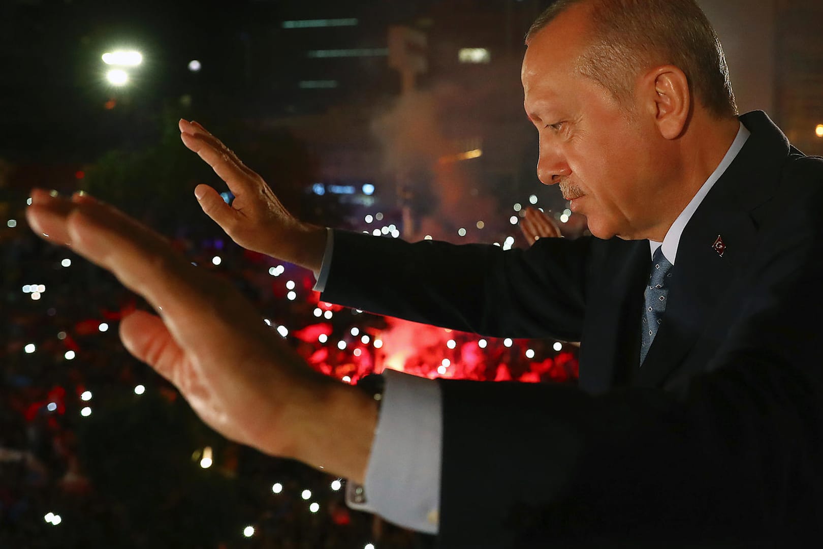 Erdogan grüßt seine Anhänger nach de Wahlsieg.
